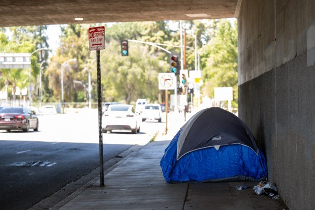 Homeless tents under the 101 Freeway on Hayvenhurst Ave in...