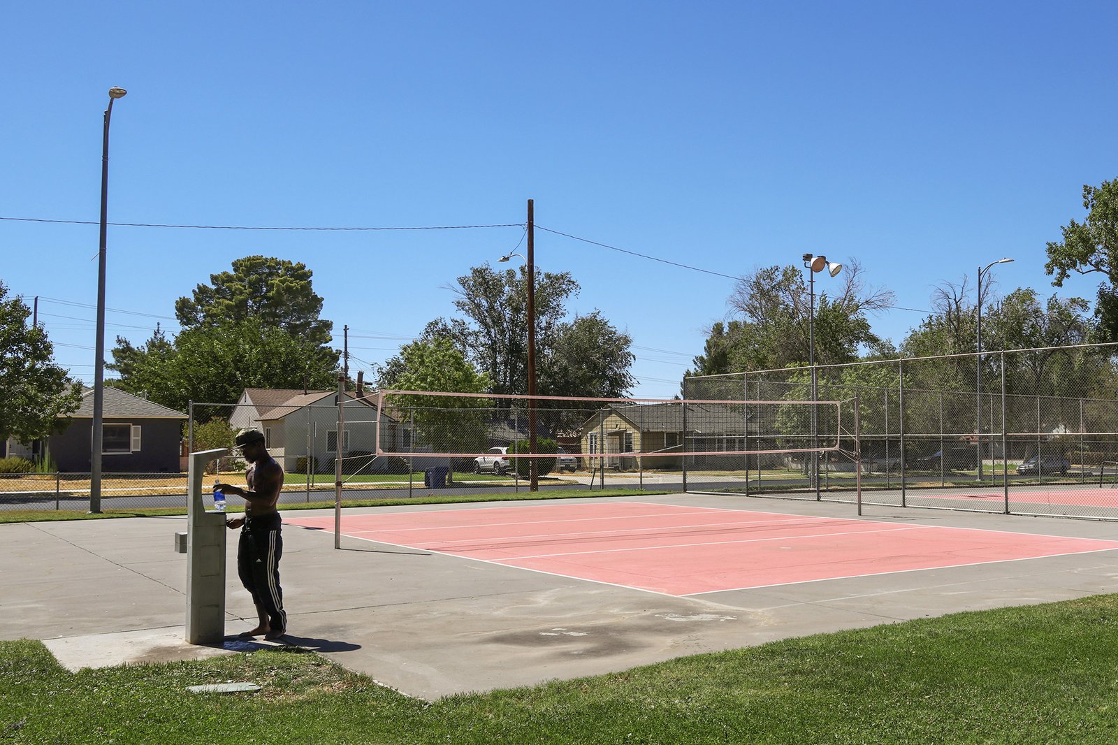 Una cancha de tenis está casi vacía en Lancaster, donde...