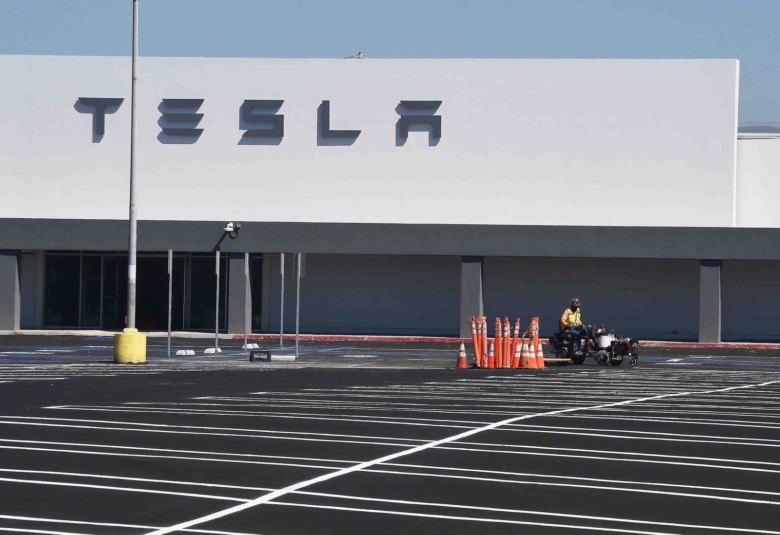 Worker put the fishing touches on the new Tesla center...