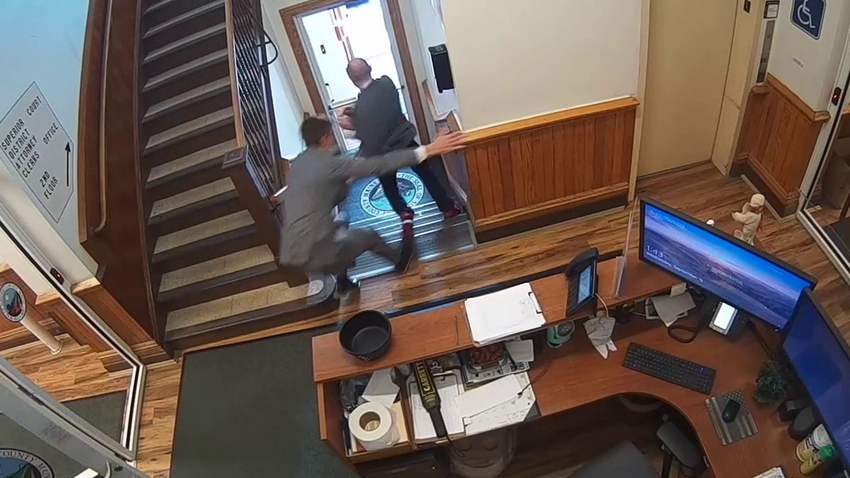 People chase man who tried to escape courthouse